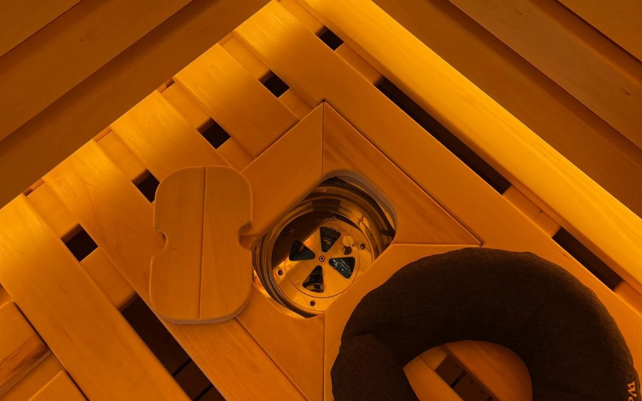 Срубы из 300-летнего кедра диаметром 1м.