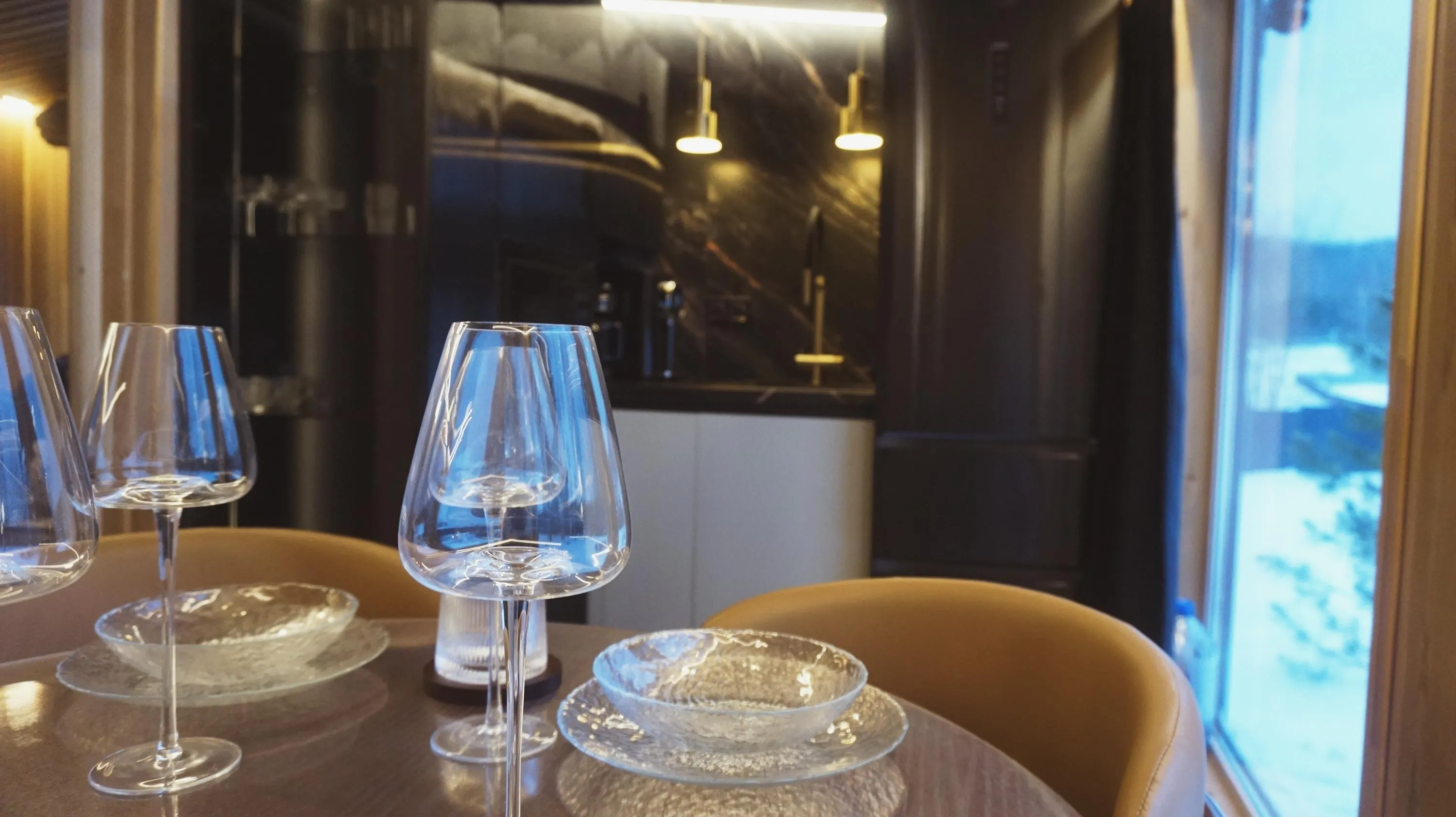 Бокалы на обеденном столе в доме-бани