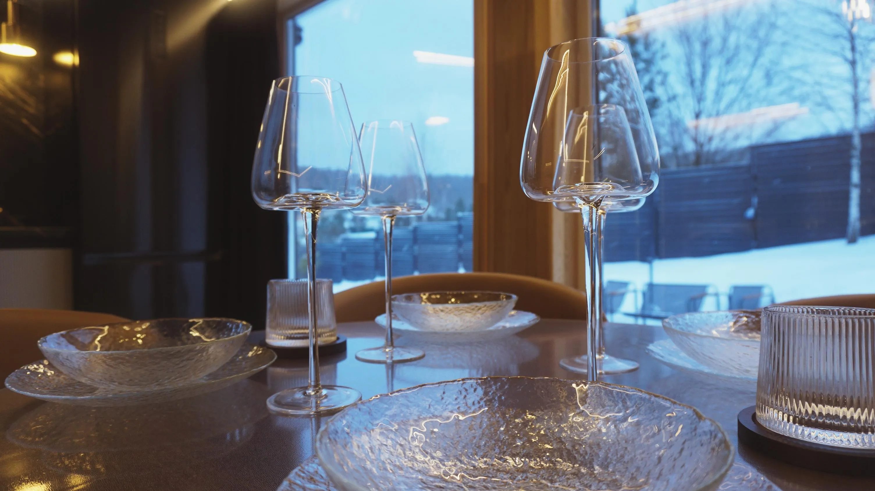 Бокалы и вид из окна дома-бани
