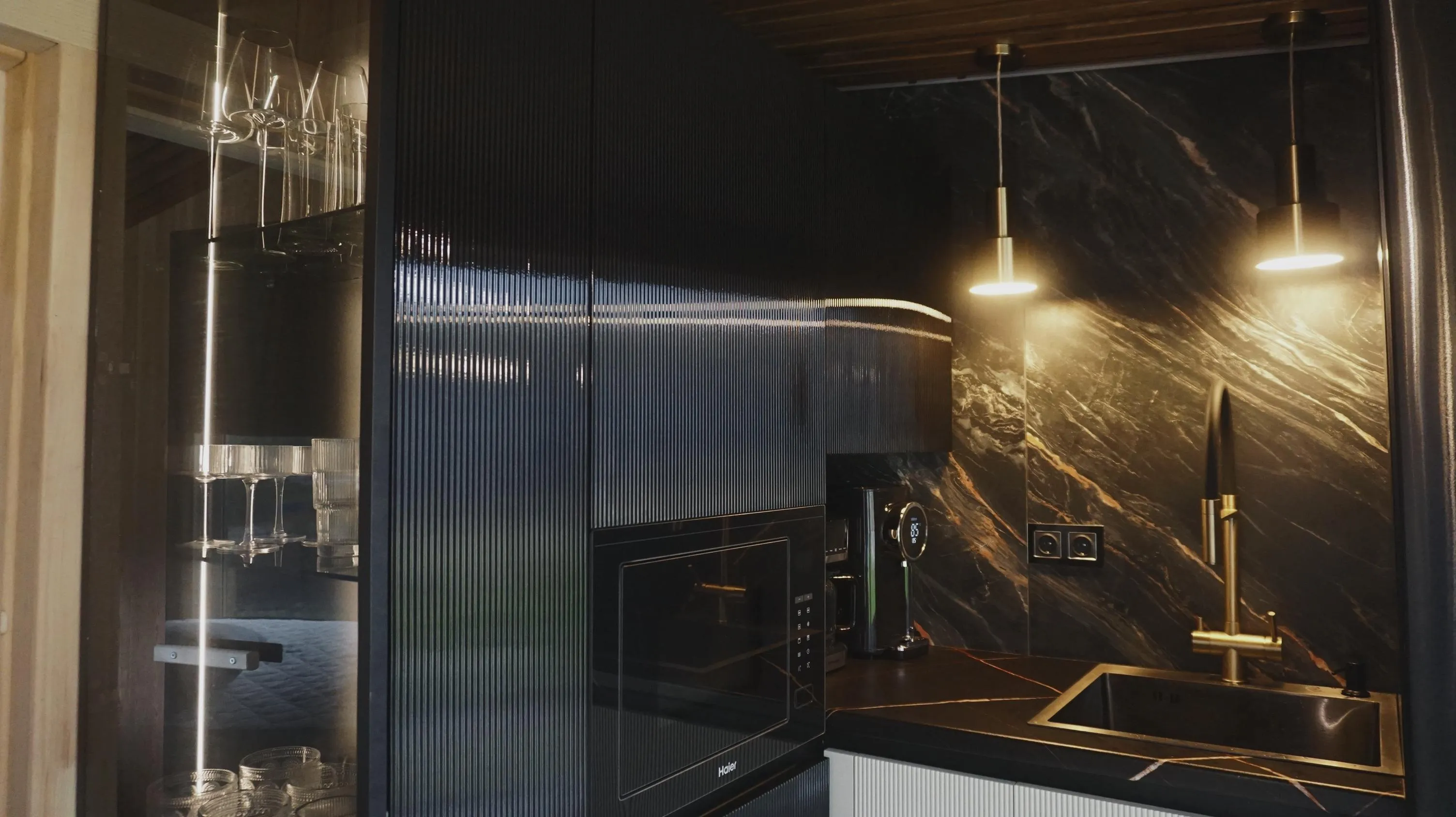 Кухня со стеллажом-витриной в доме