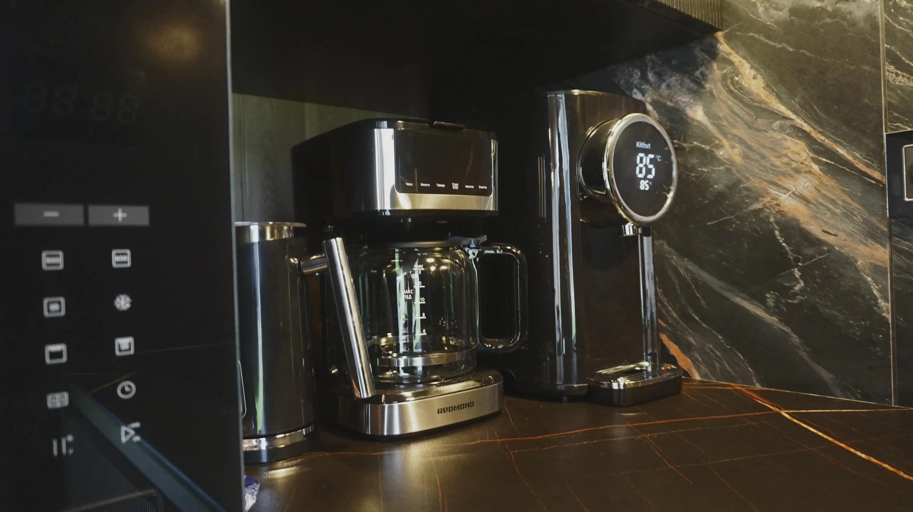 Капучинатор, чайник и кофеварка на кухне