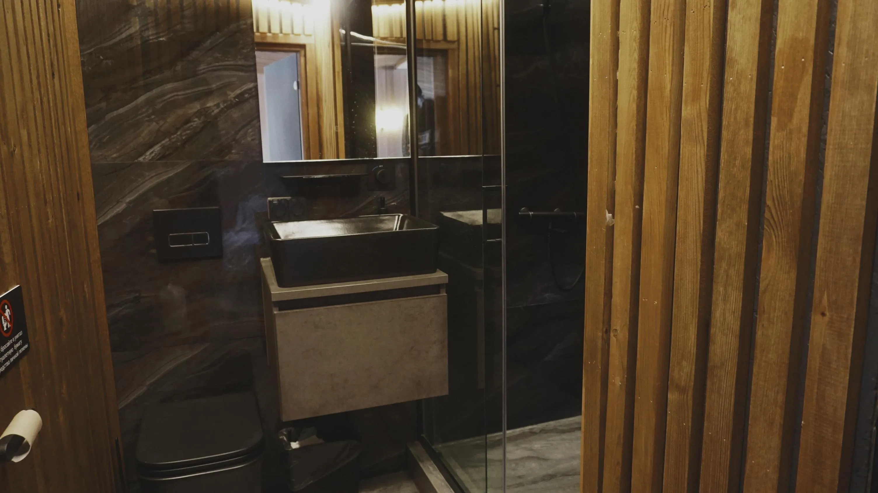 Санузел с подвесным унитазом и смесителем водопад