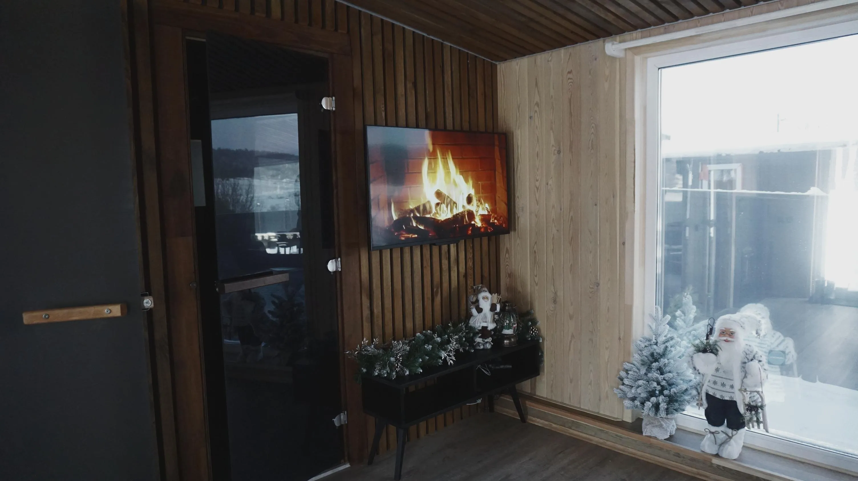 Зал дома и вход в санузел