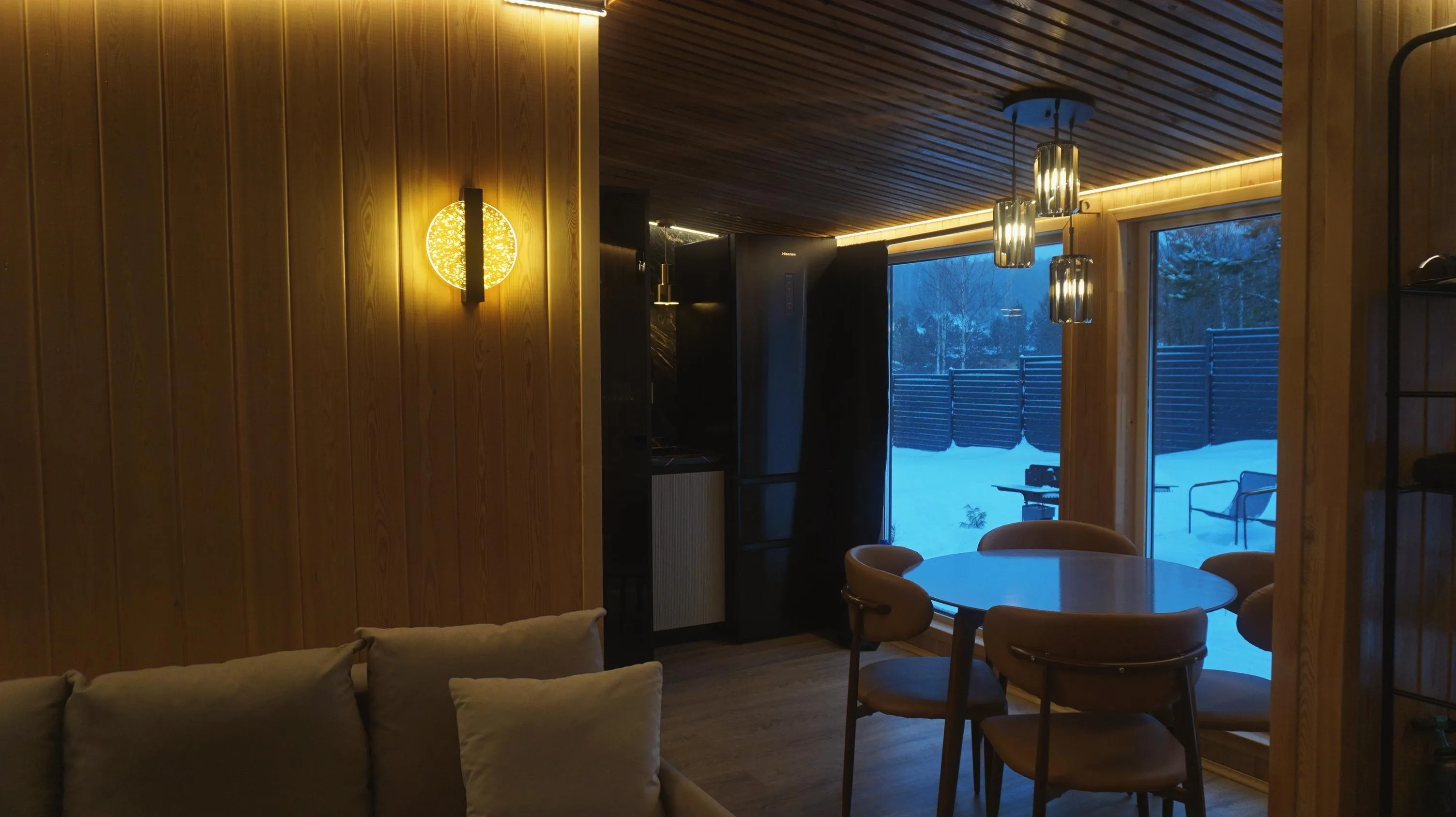 Гостиная и обеденная зона в доме-бани